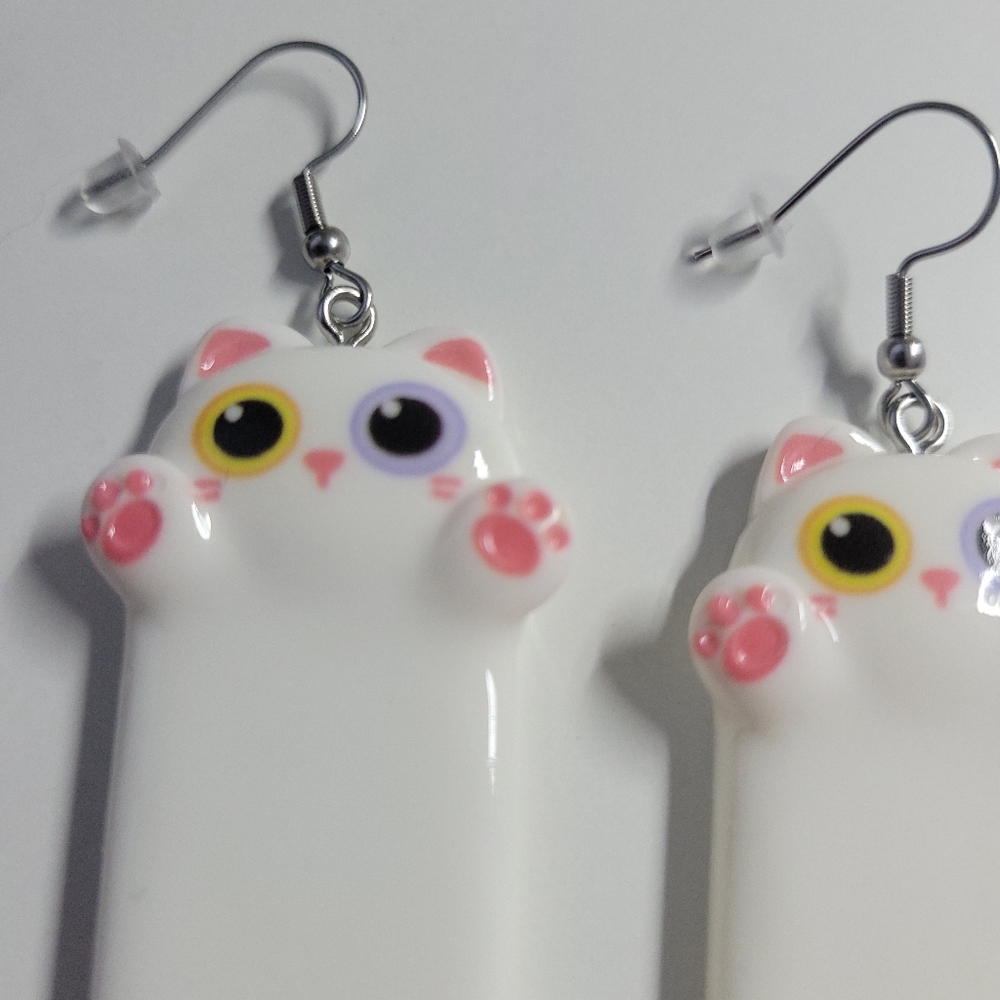NWT Cat Lady White And Pink Cat Long Earrings Two Color Eyes Hypoallergenic - Picture 3 of 5